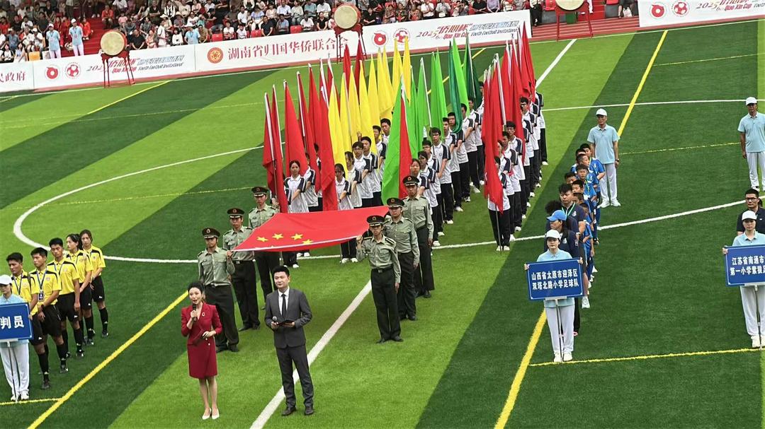 参加“海外侨领侨商邵阳行”和“侨界名媛邵阳行”等活动的侨胞走进隆回向家村